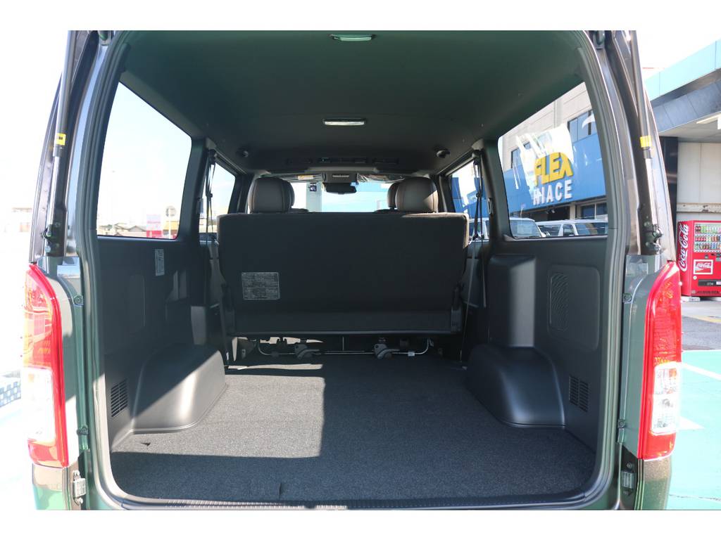ハイエースならではの広々とした荷室!!