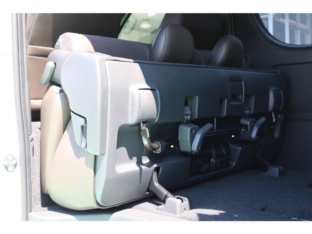 セカンドシートの跳ね上げで大きな荷物や長い荷物も積めちゃいます！