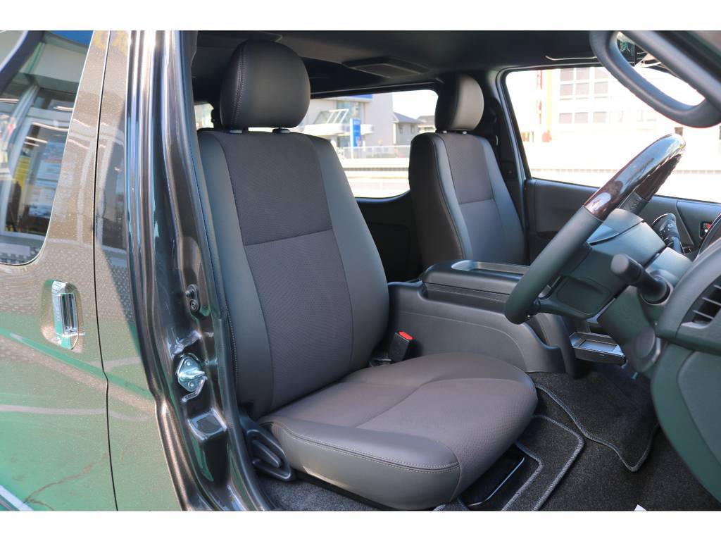 内装は特別仕様車なので限定カラーのシート・木目が使われております！
