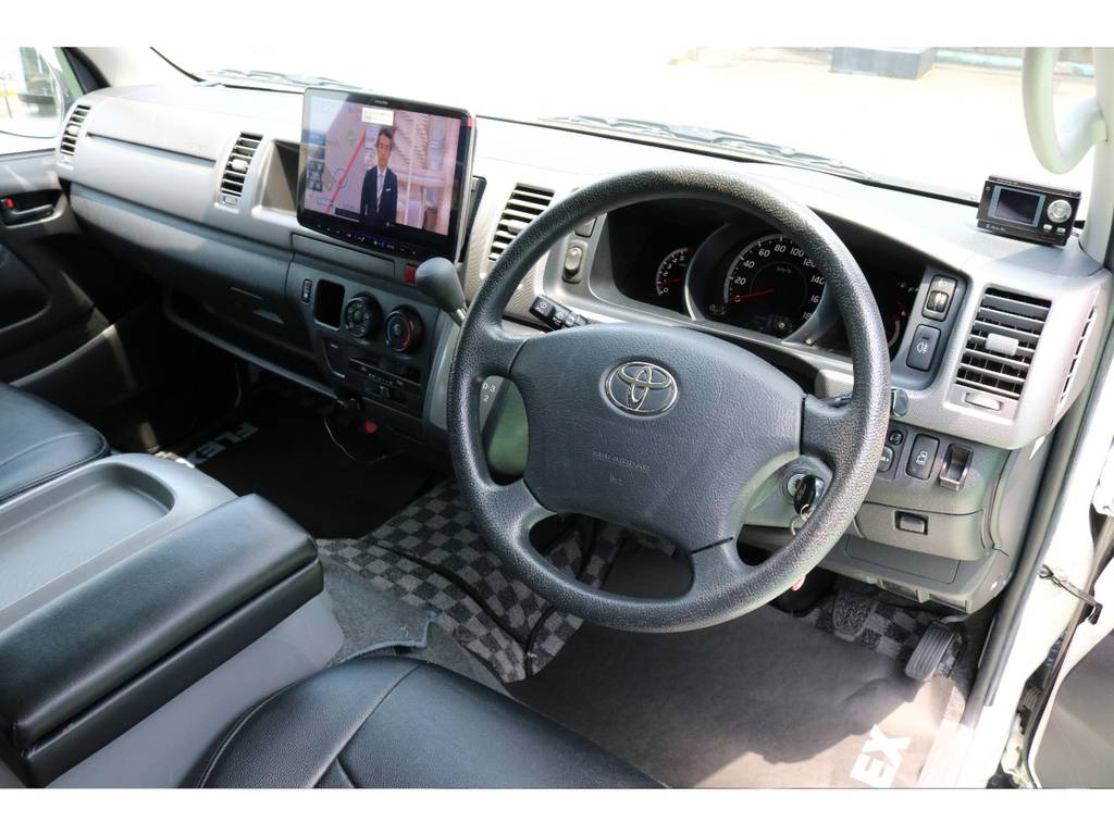 多少のスレはありますが程度良好な運転席周り♪