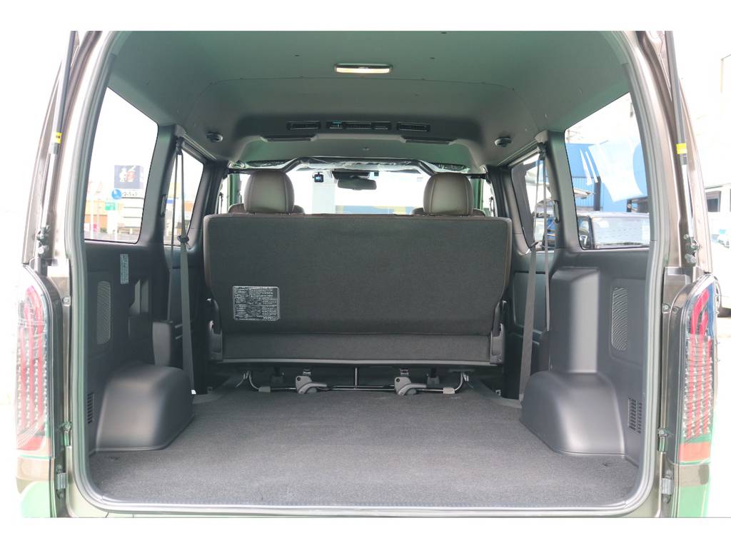 ハイエースならではの広々とした荷室!!!