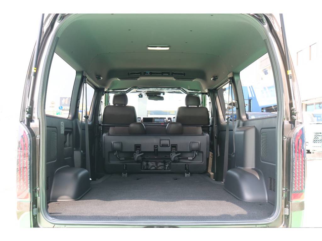 セカンドシートを倒すとさらに荷室が広がります！
