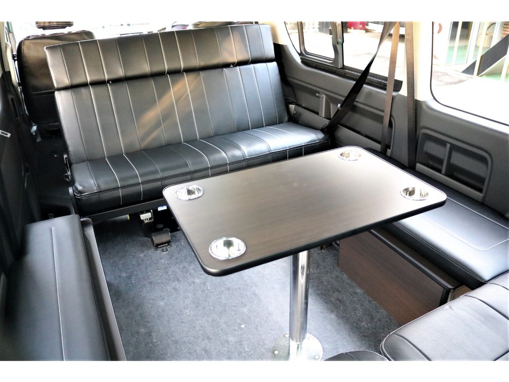 脱着可能なテーブルが付いておりますので車内でお食事等楽しんで頂けます！