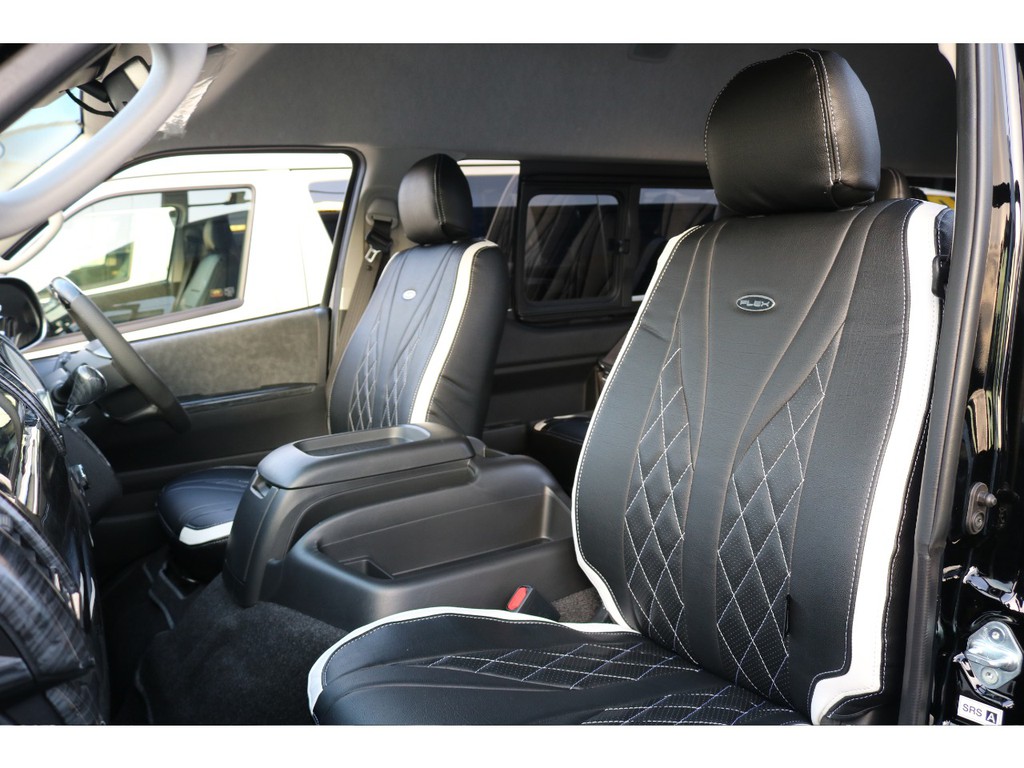 フロントシートは車の外から見た時の車を引き立ててくれます☆