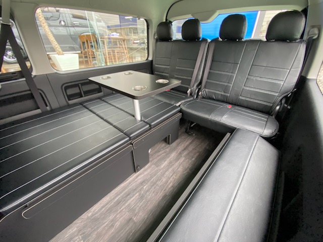 脱着可能なテーブル付き！車内でお食事等楽しんで頂けます！
