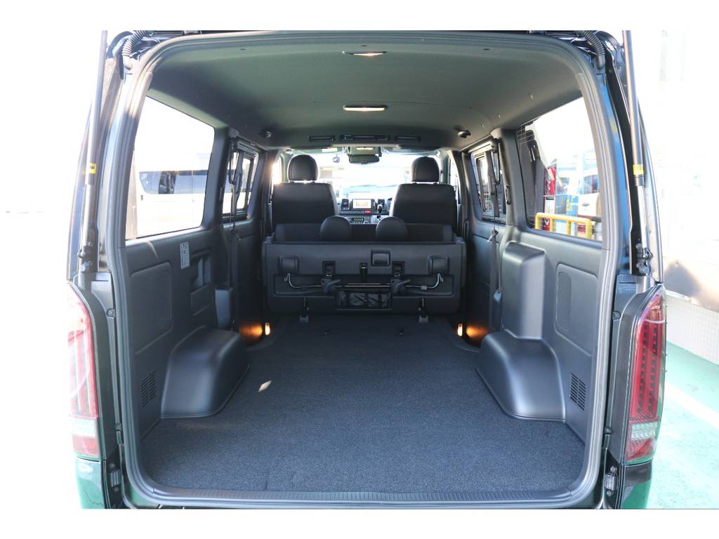 セカンドシートを折りたたむことで更に荷室が広がります！