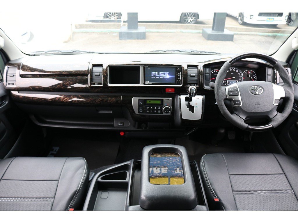 ハイエースは運転席からの目線が高く非常に運転がしやすいです！