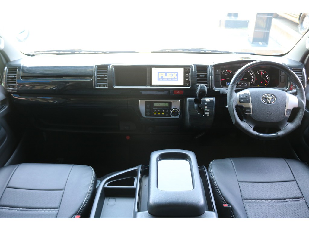 運転席・助手席も広々空間！！