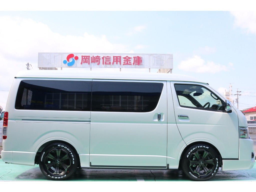 5人乗りだと運転席側にもスライドドアが付いてます！