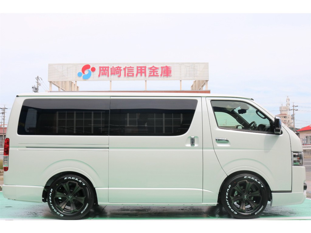 5人乗りだと運転席側にもスライドドアが付いてます！