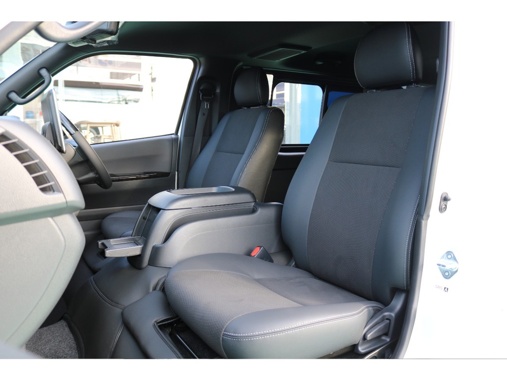商用車の感じを払拭する内装デザインとなっております♪