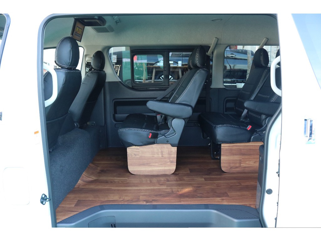 こちらのお車はフローリングカラーが明るめ設定となります！