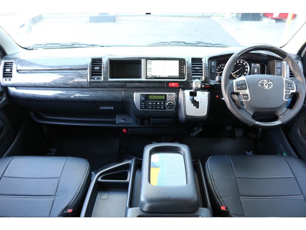 内装はインテリアパネルの取り付けで非常に高級感ある仕上がりとなっております