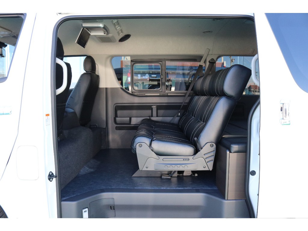 セカンドシートはスライド式で使い勝手は良く足元も広くお取りいただけます