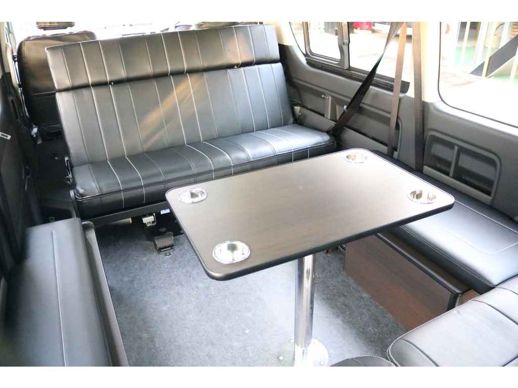 この広い空間の確保が出来るのがハイエースの魅力となります！