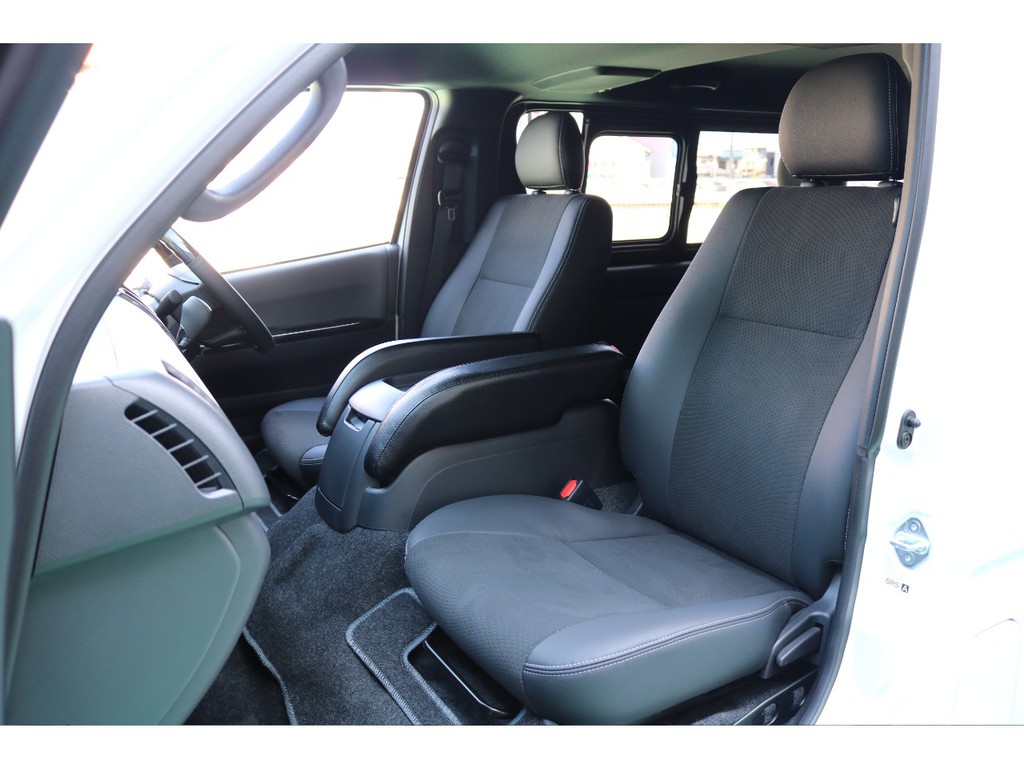 商用車の雰囲気は微塵もないほどの内装装備ですね！！