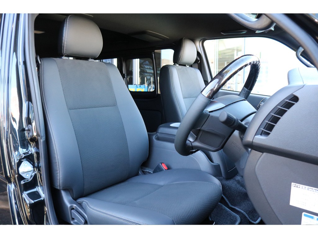 こちらの車両は特別仕様車のダークプライムⅡとなりますので内装も非常に高級感が有ります