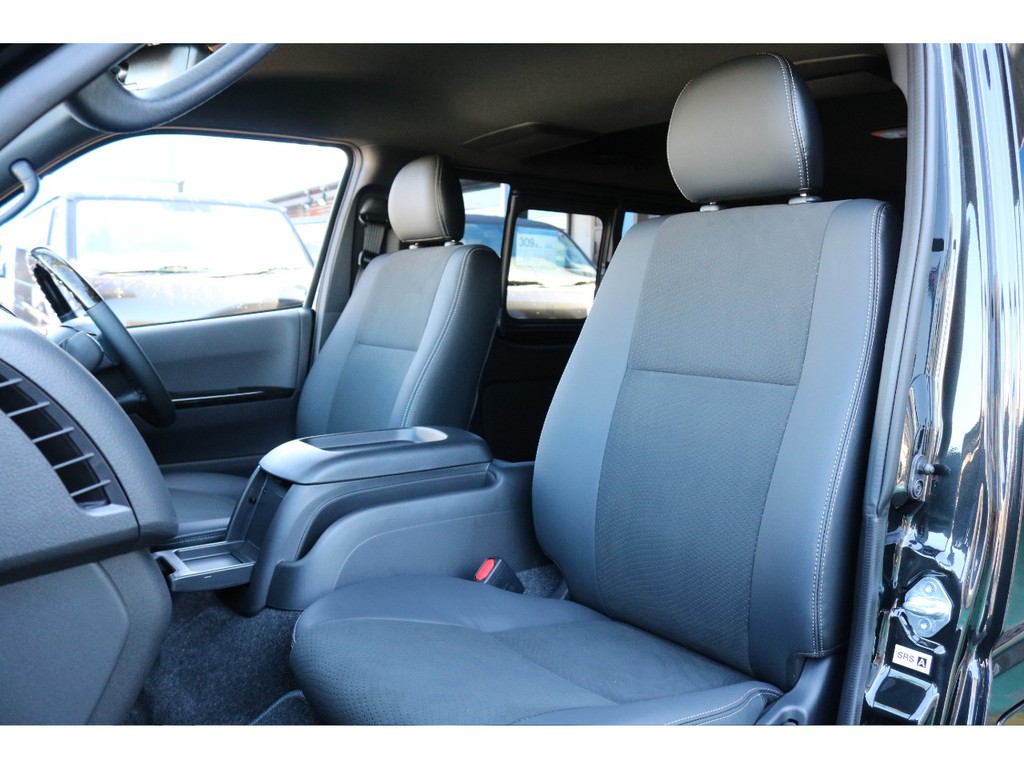 こちらの車両は特別仕様車のダークプライムⅡとなりますので内装も非常に高級感が有ります