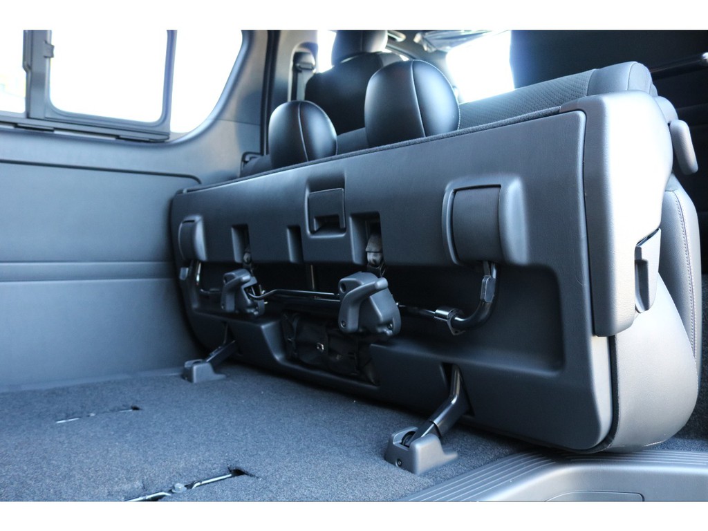 セカンドシート下には車載工具の収納！空間の有効活用が出来ております。
