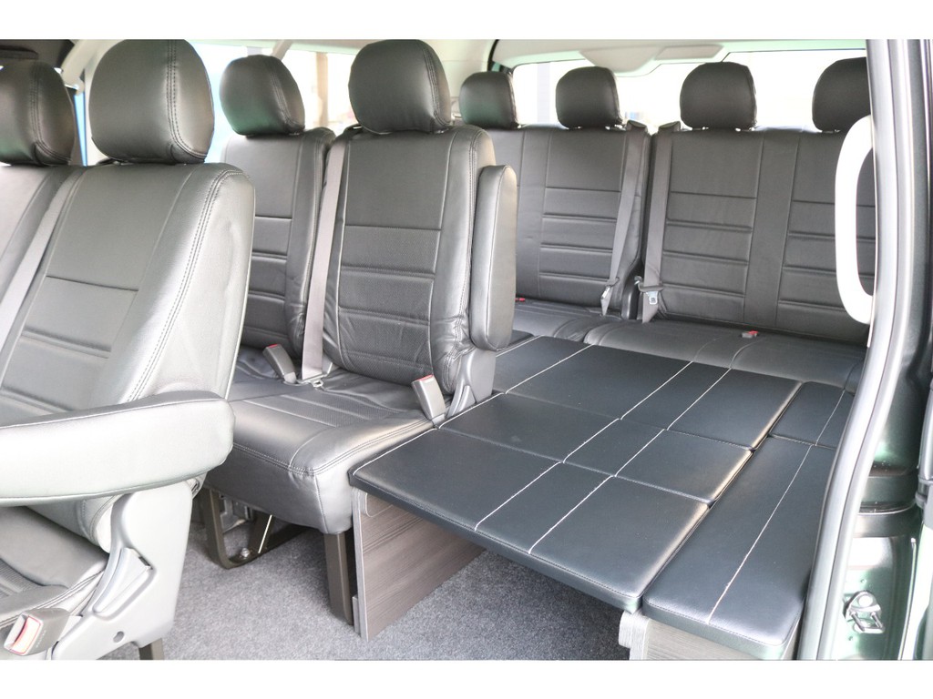 １０人乗りシートはそのままに車中泊も楽しんで頂けます♪