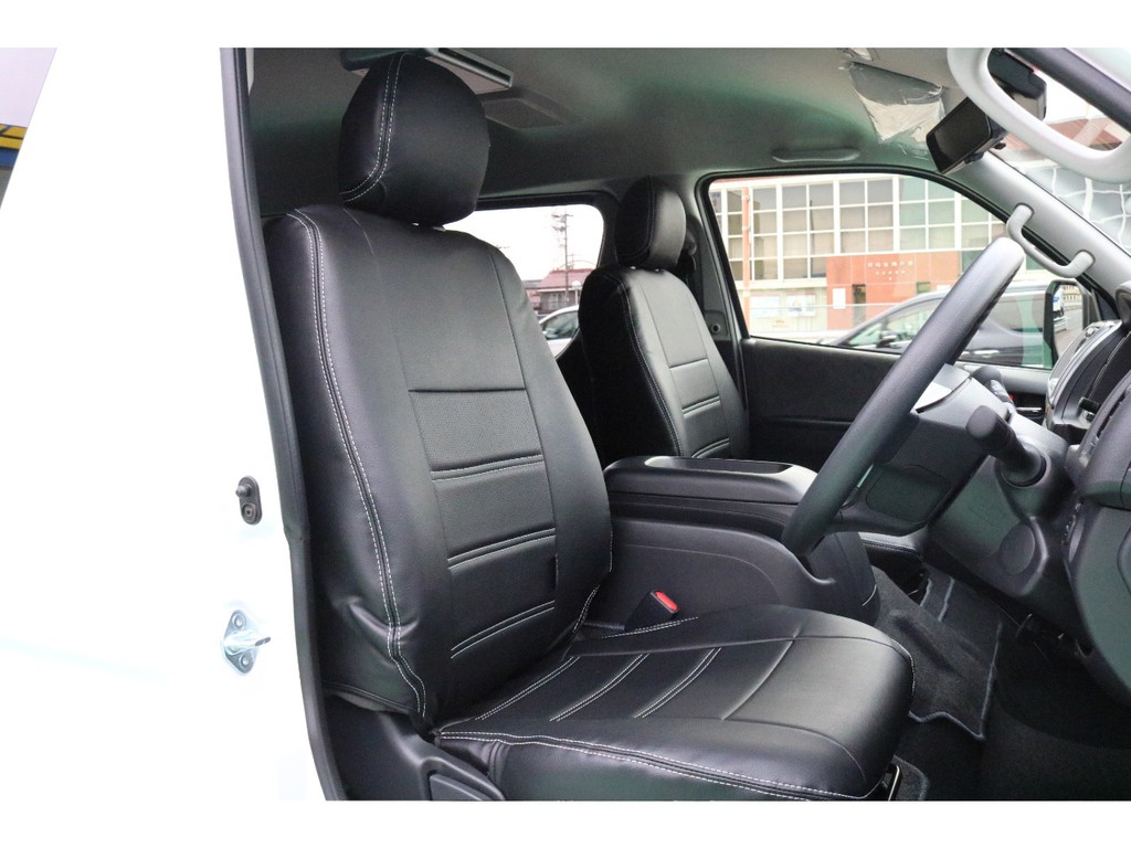 全席シートカバー装着で高級感ある内装に