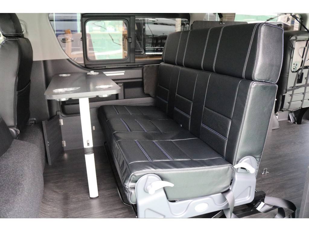 フラット展開可能なセカンドシートは対面シートにもなります！