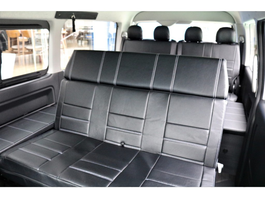 落ち着いたブラックのシートで統一させて頂いております