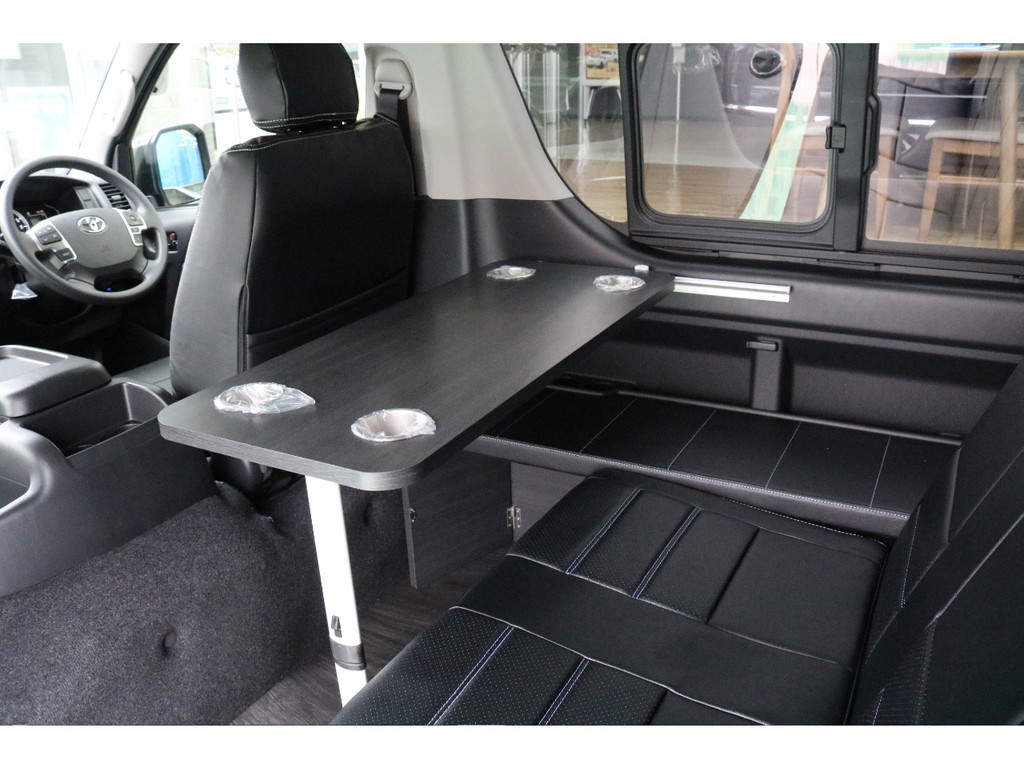 セカンドシート前には使い勝手の良いテーブルが装着可能♪