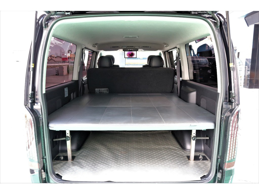 こちらの中古車両付いていると嬉しいオプション多数！ベットキットも装着済み！