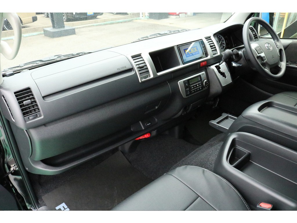 足元も広く快適にお乗り頂ける助手席です