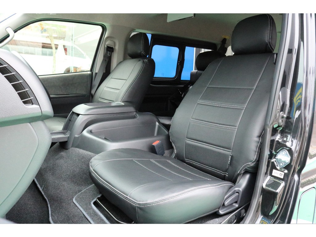 フロントシート2脚シートカバーの装着をさせて頂きました