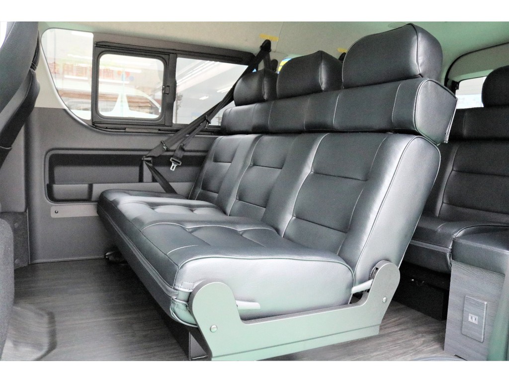 セカンドシートはゆったり座れる3人シートとなります