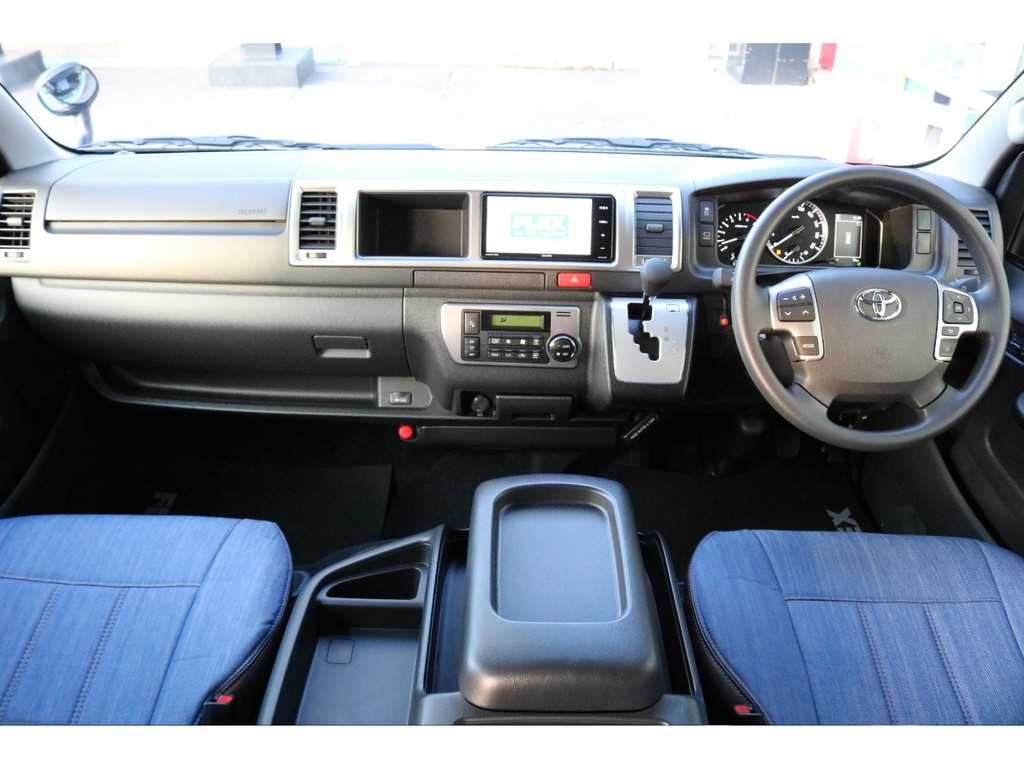 使い勝手が良く見切りの良い運転席周りとなります