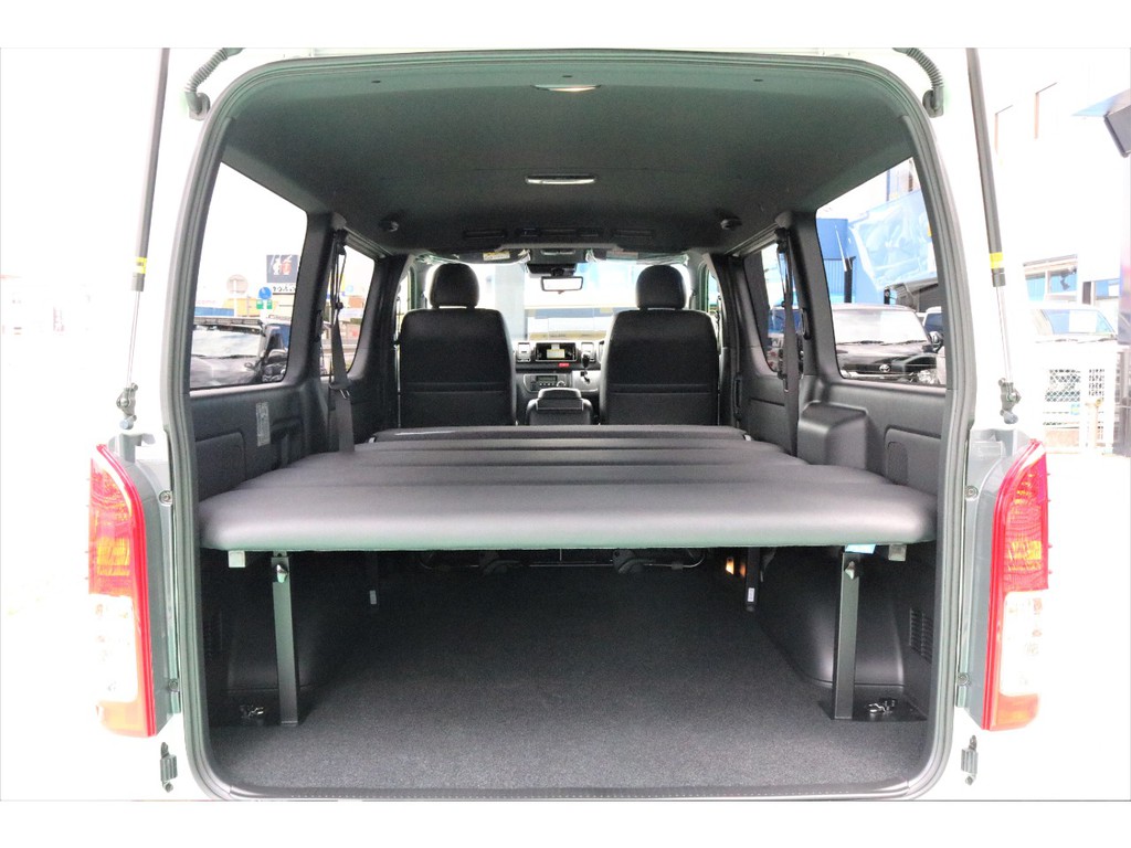 ベットキットを装着しておりますので車中泊もお楽しみ頂けます♪