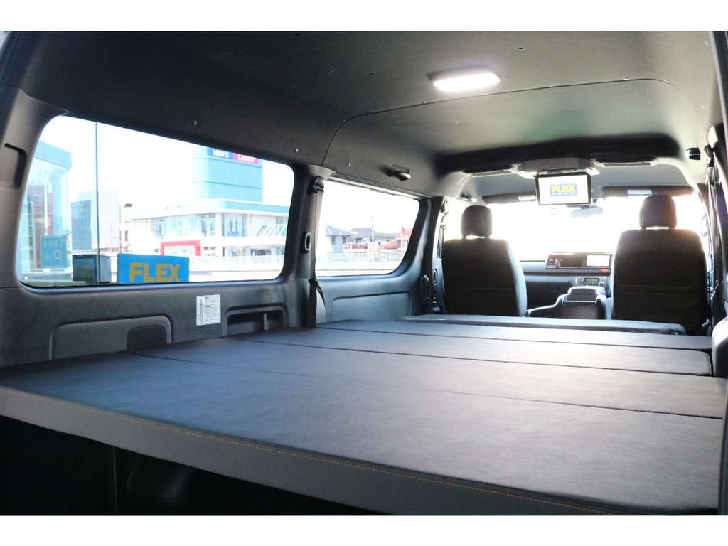 ルーフがオールブラックの為商用車感が０になりました。ベットキットは段階調整可能なので下に荷物、上は人と幅広い空間を実現してくれます。