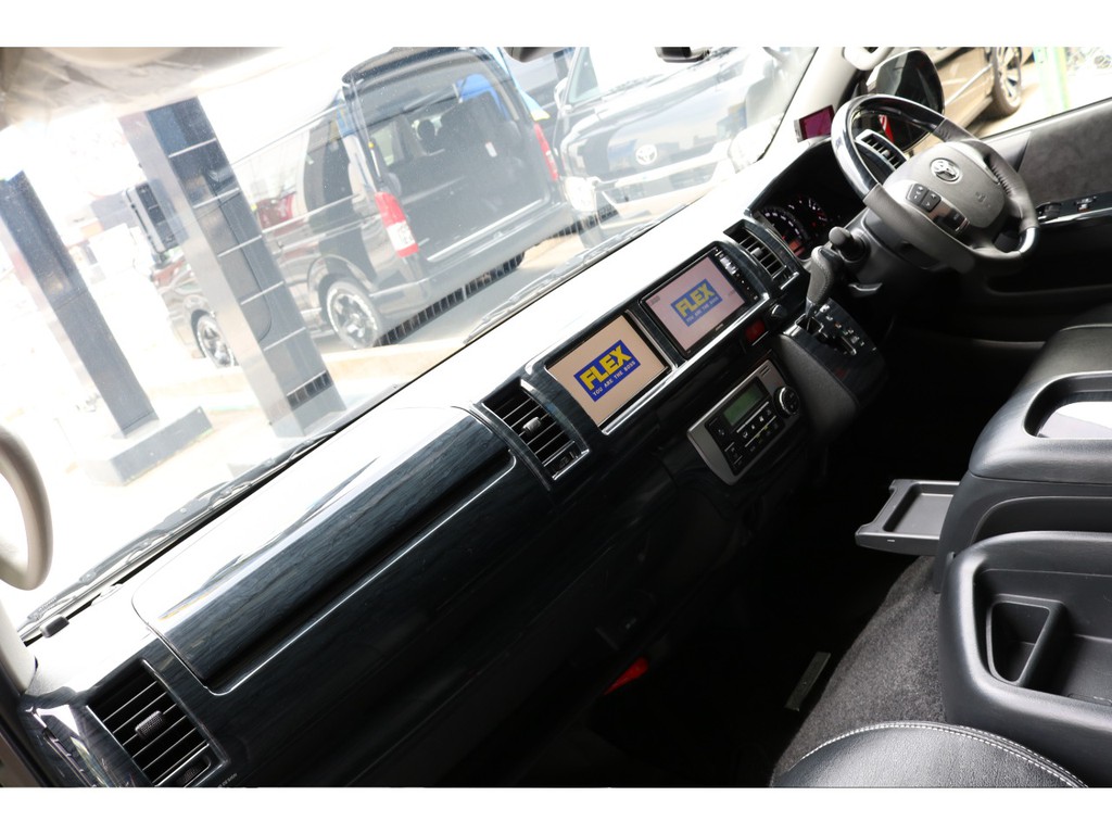 黒木目インテリアパネルセットで高級感ある運転席回り♪