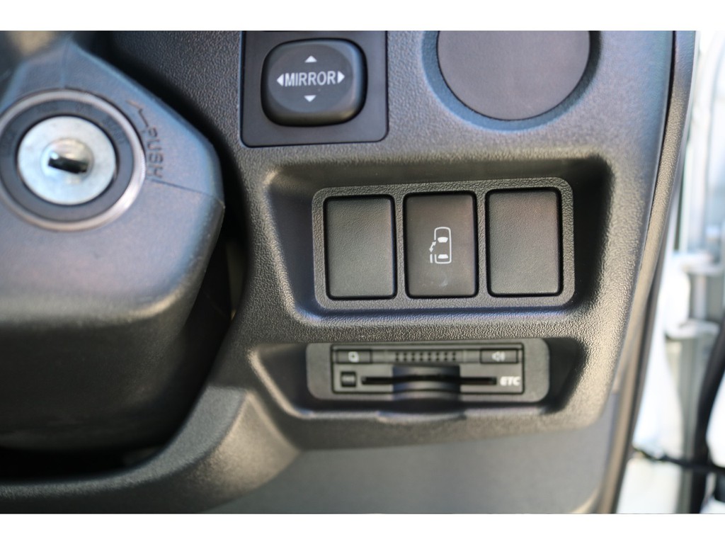 メーカーオプションの電動パワースライドドア完備♪