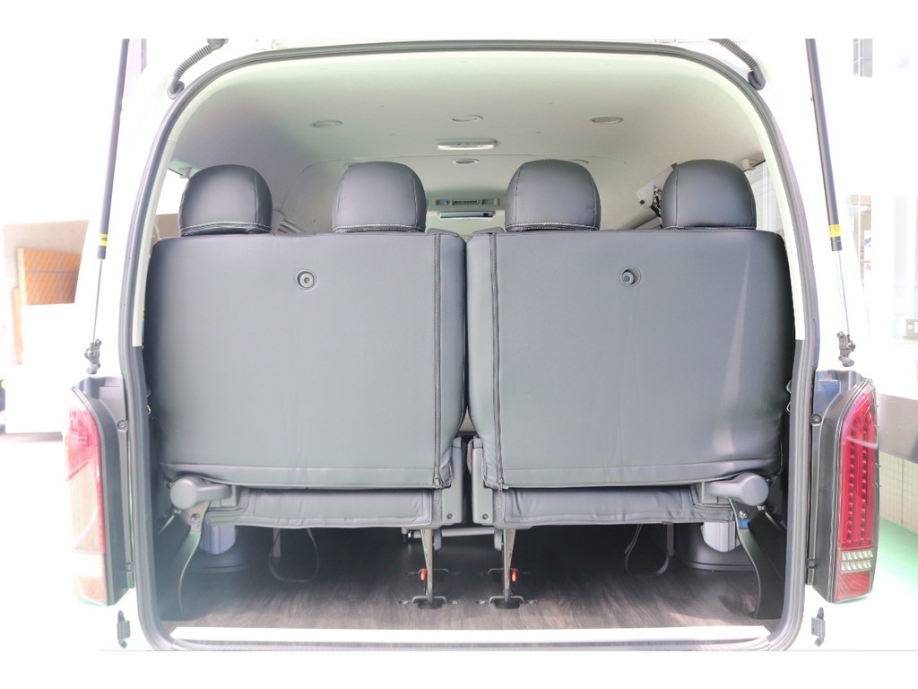 フローリング施工済みで、車内の手入れも簡単！