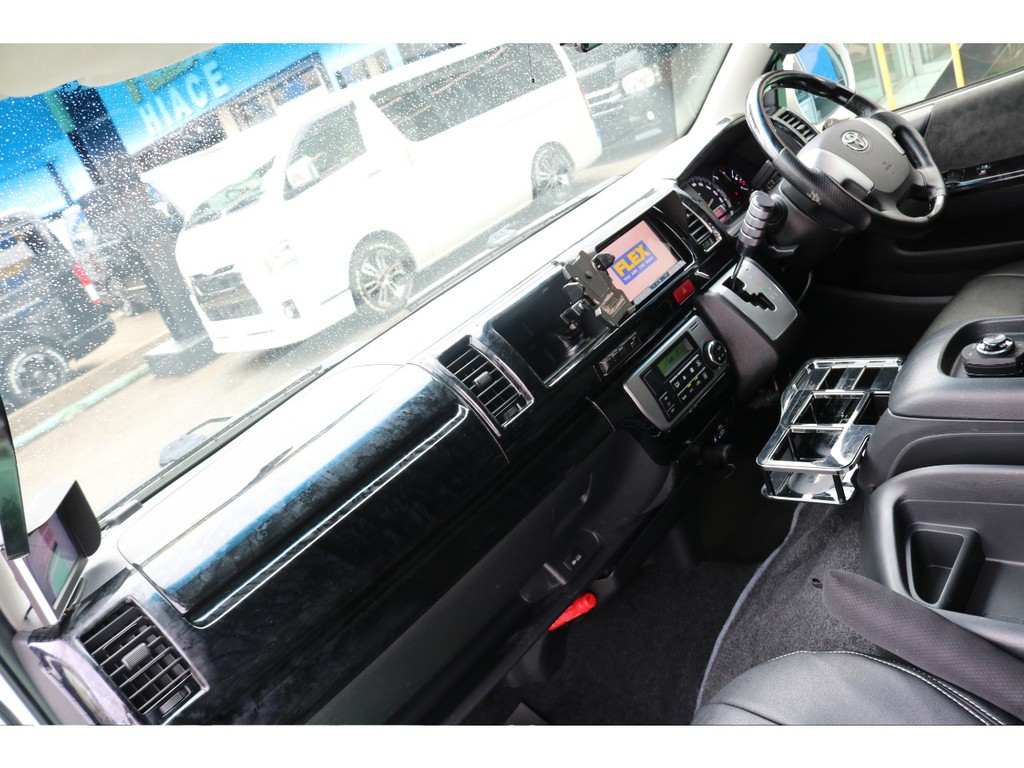 運転席回りは、黒木目インテリアパネルセットで高級感漂います！