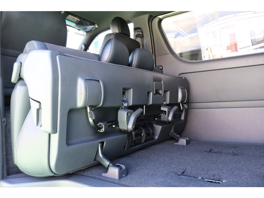 セカンドシートをたためば更に荷室空間が広がります！