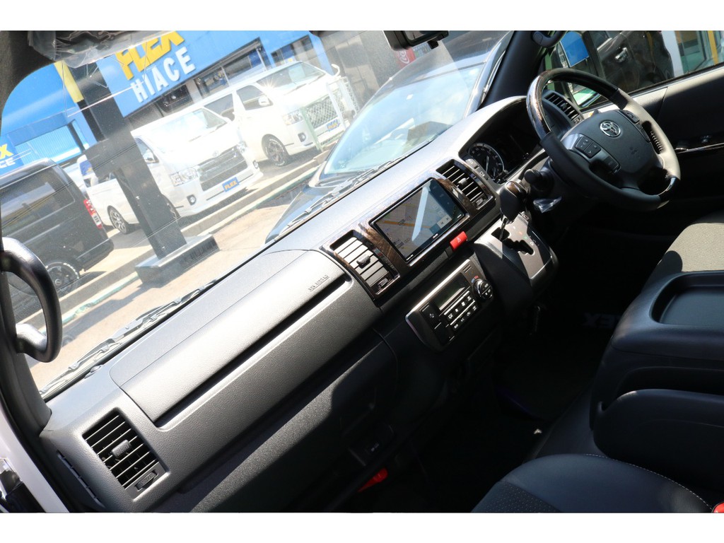 ハイエース＝仕事だけのお車というイメージを覆す内装となっております♪　ぜひ現車のほうご覧ください！