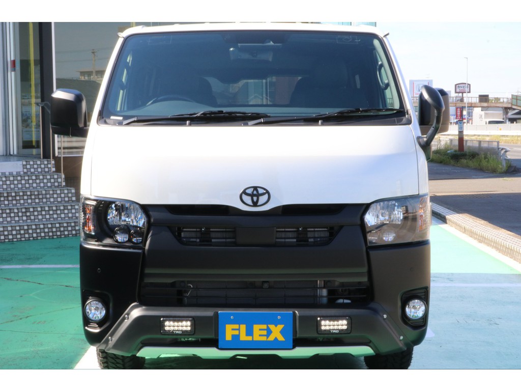 TRD フロントスポイラー（LED付き）装着、ヘッドライトもインナー艶消し黒塗装でワイルドなお顔回り！