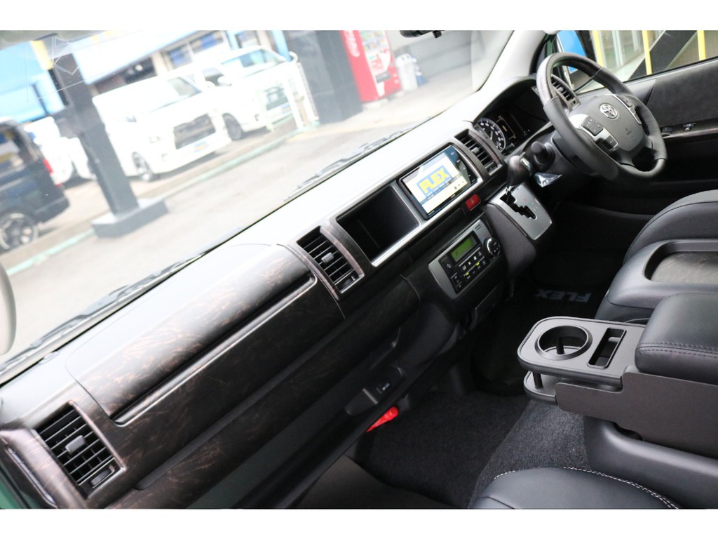 もちろんインテリアパネルも艶消しマホガニーで統一させてもらってます♪