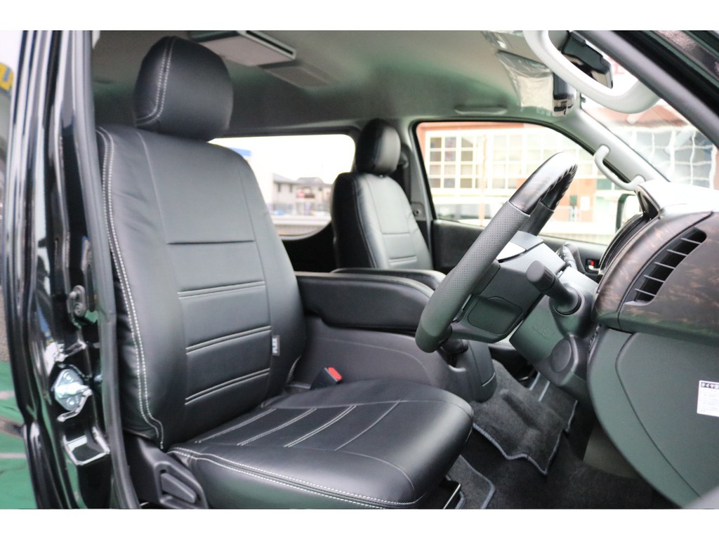 黒革調シートカバーを装着することによって高級感がにじみ出て