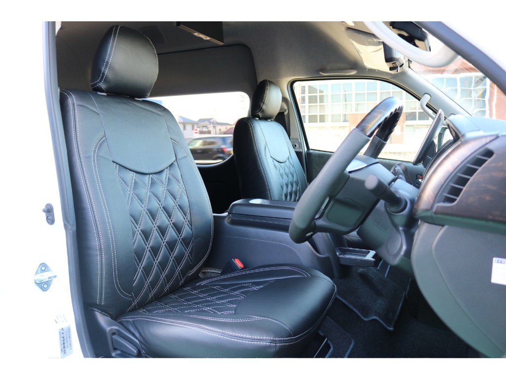 ファインテック専用黒革調シートカバーを装着済み！