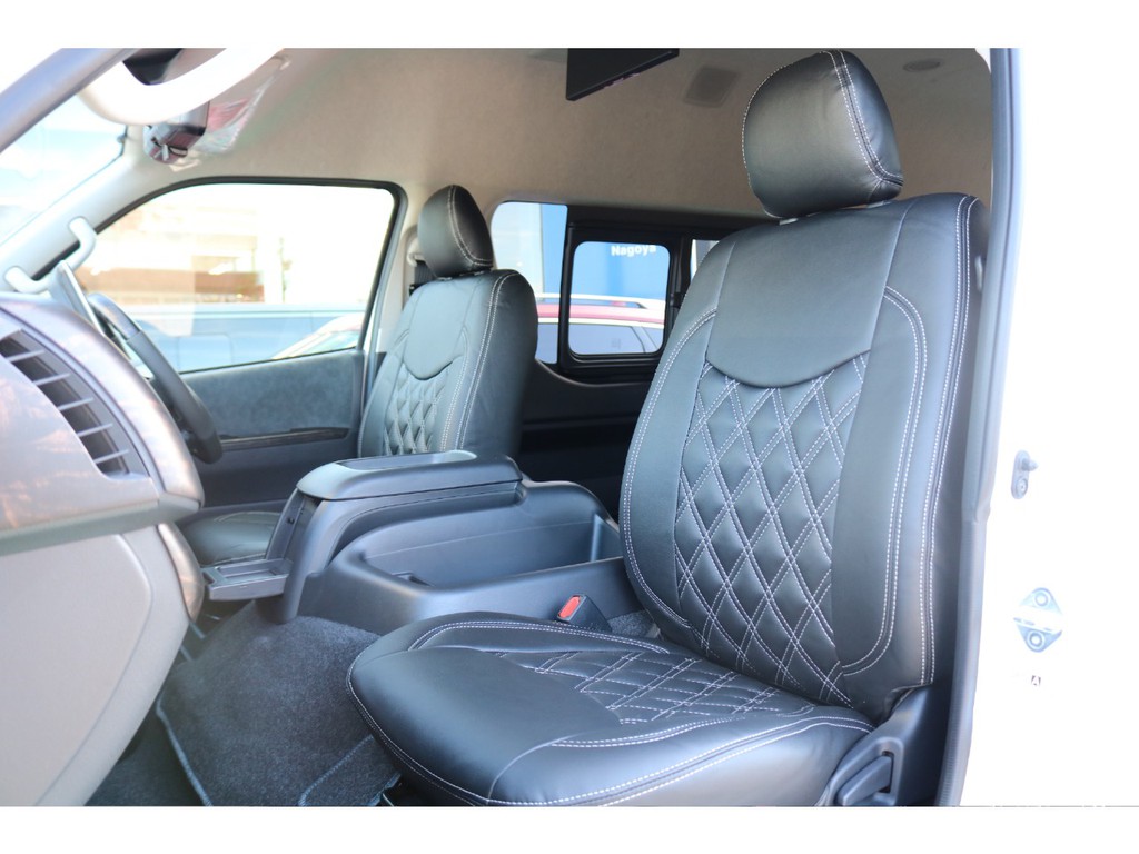 ファインテック専用黒革調シートカバーを装着済み！