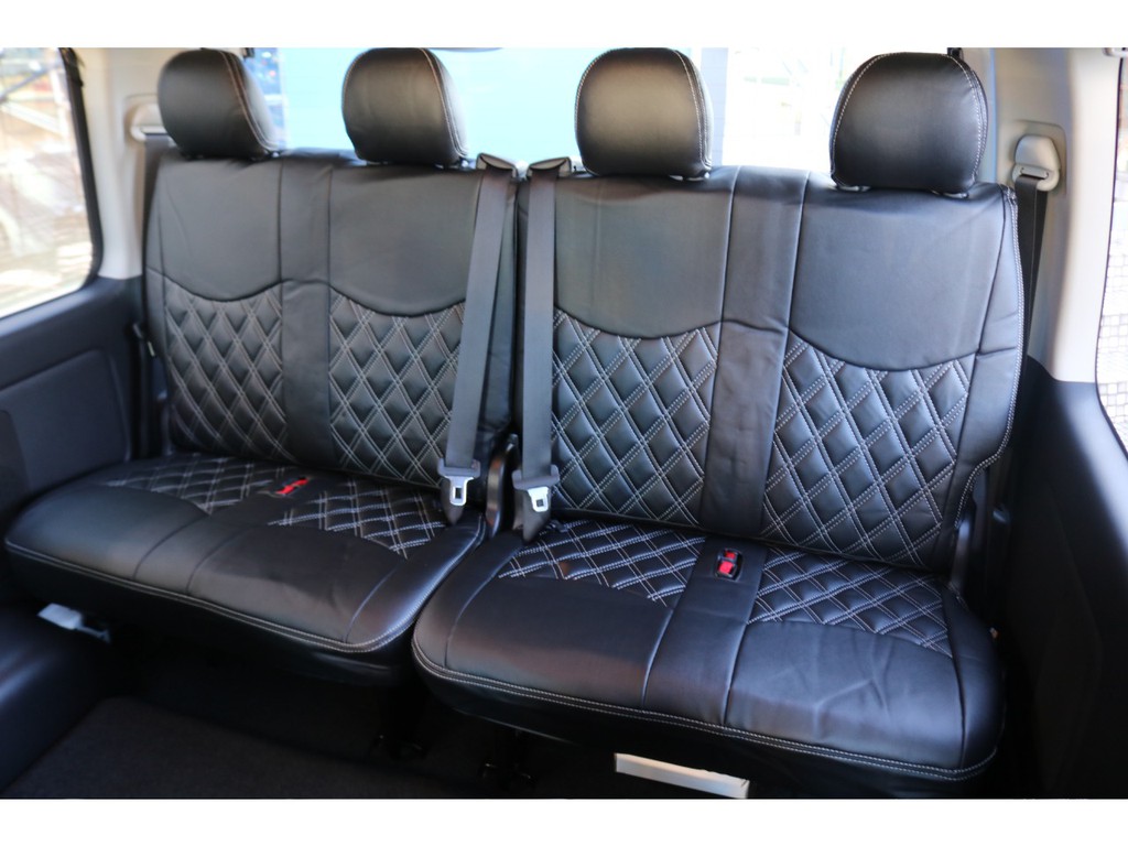 4列目までもちろんファインテック専用黒革調シートカバーを装着済み！