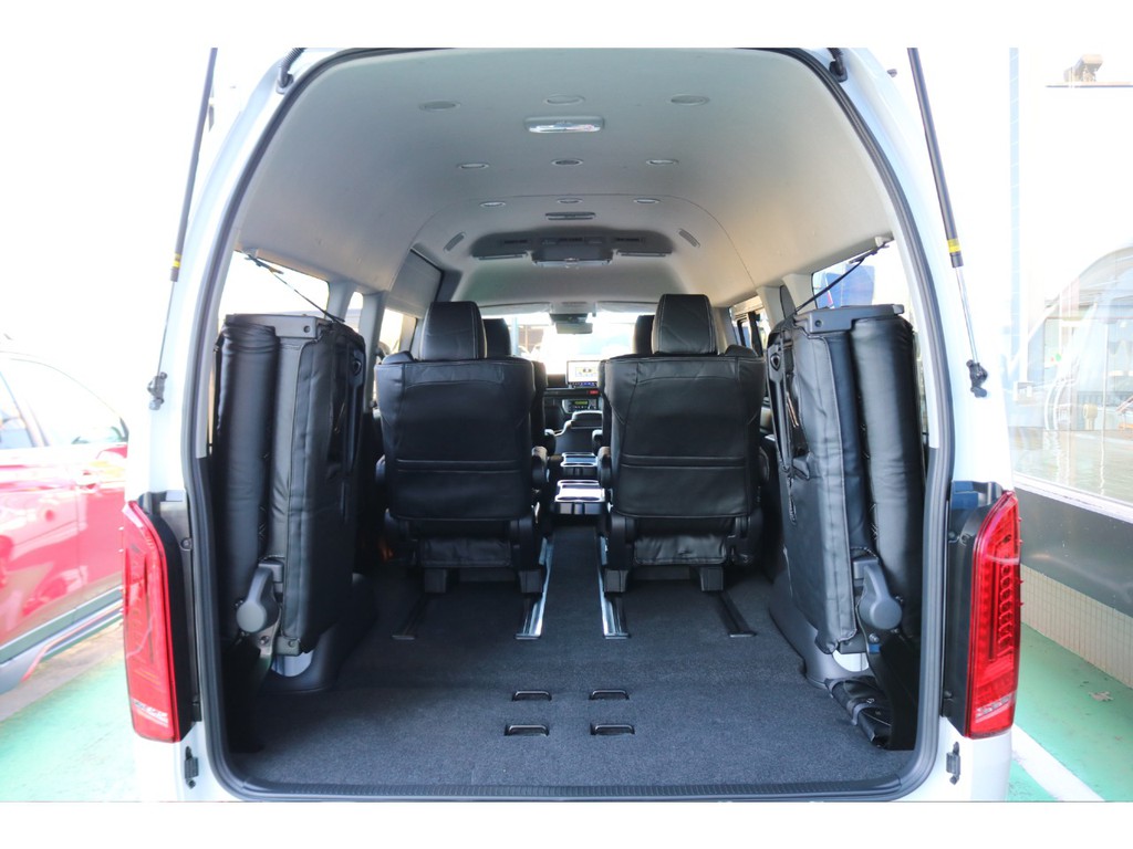 4列目を跳ね上げると、荷物スペースもしっかりと確保できます！