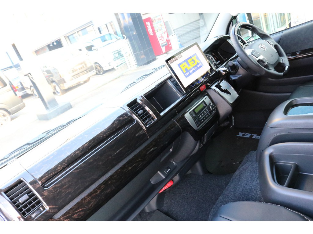 運転席から助手席まで茶木目調のインテリアパネルを装着！