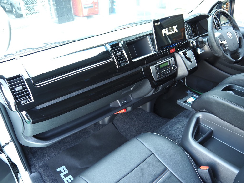 上品質なインテリアと１１インチナビのマッチングが普通のハイエースとの差を広げます☆